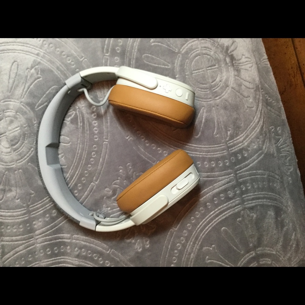 Skullcandy, Crusher wireless head phones.